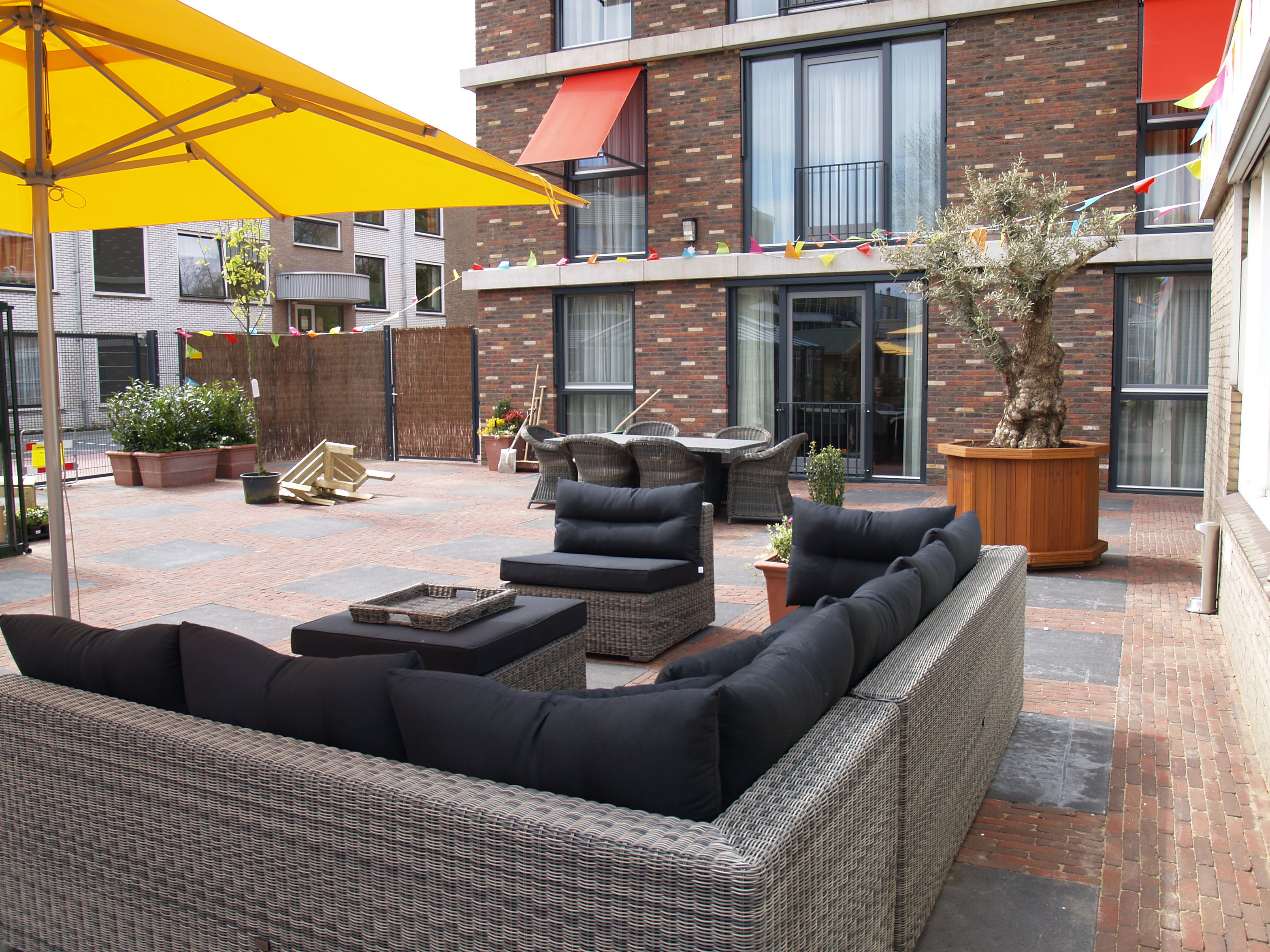 Eigen tuin met terras, kas en werkplaats